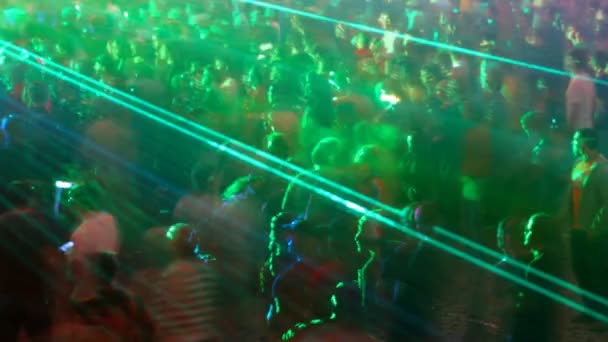 Multitudes en el evento de música con patrón láser sobre ellos — Vídeo de stock