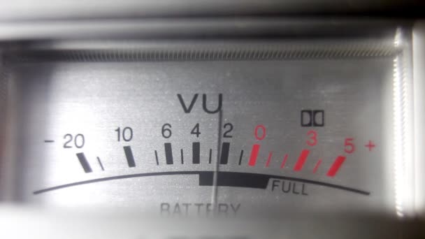 UV Níveis de energia e bateria no velho gueto blaster em movimento — Vídeo de Stock