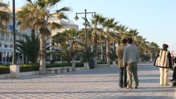 Walking along the broadwalk at valencia 's beach — стоковое видео