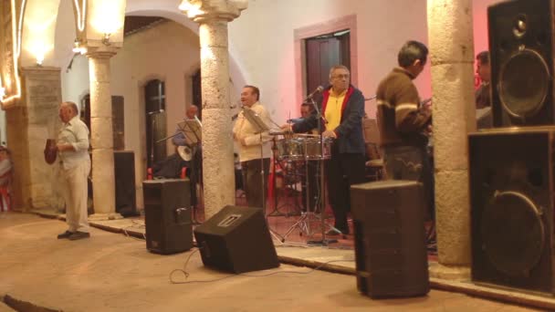 Live band plays outdoors in the town of Valladolid — Stock Video
