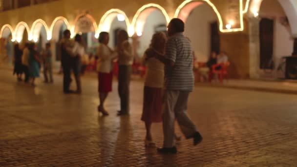 Live band plays outdoors in the town of Valladolid — Stock Video