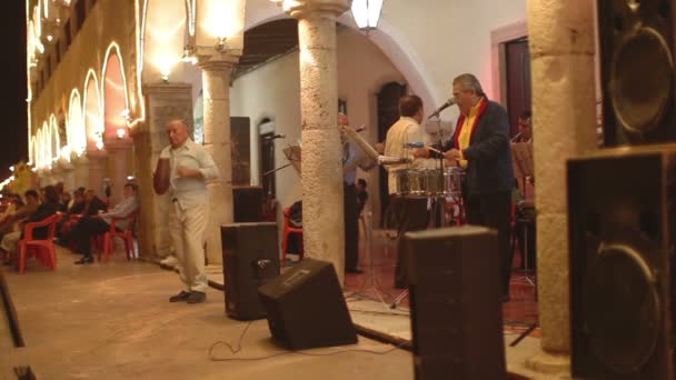 Live band plays outdoors in the town of Valladolid — Stock Video