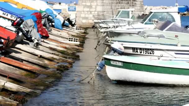 Barche e yacht ormeggiati nel pittoresco porto di Vallon des Auffes — Video Stock
