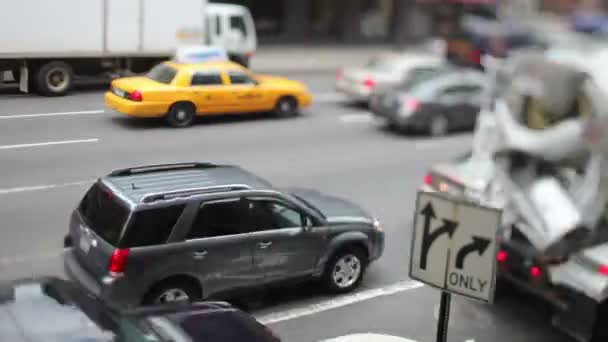 Manhattan street scene med trafik og – Stock-video