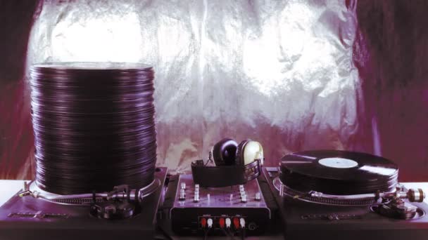 Velká hromada záznamů roste a zmenšuje na dvou dj gramofony — Stock video