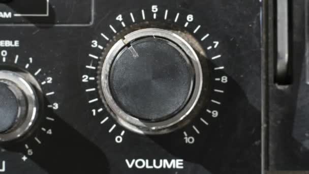 Primer plano de la mano girando un control de volumen en un viejo hifi — Vídeos de Stock