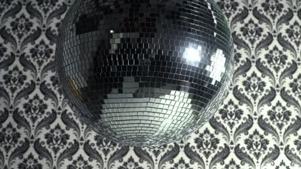 レトロな壁紙の背景を持つ回転ファンキーな discoball — ストック動画