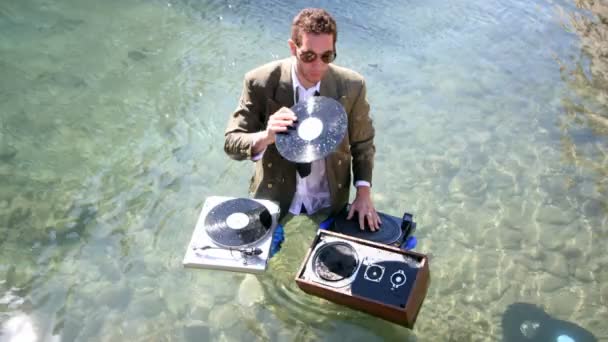 Funky dj in a suit plays in the sea — Stock Video