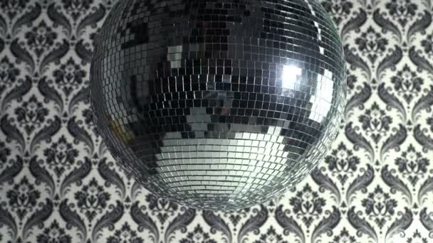 Uma discoball funky girando com fundo retro papel de parede — Vídeo de Stock