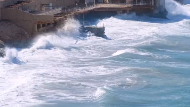 En strorm hamrar kusten i marseille, Frankrike — Stockvideo