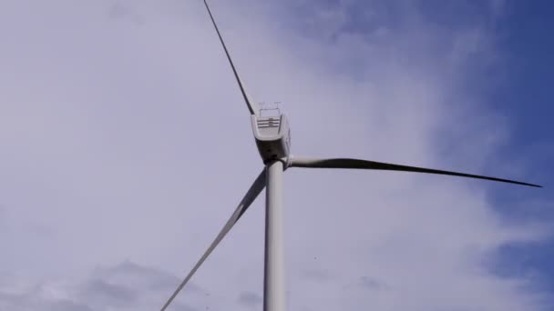 Vindkraftturbiner att ge ren alternativ energi — Stockvideo