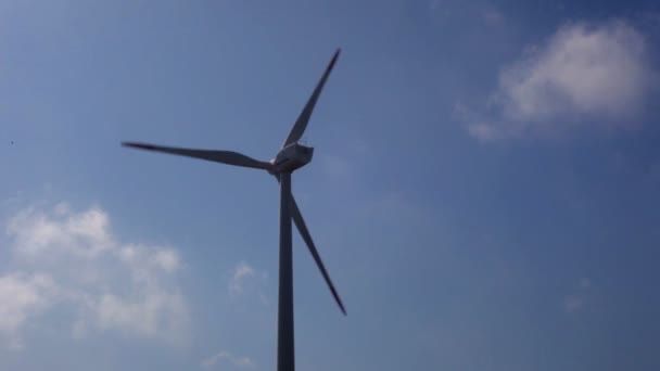 Windturbines macht verstrekken van schone alternatieve energie — Stockvideo