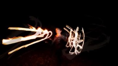 Sahilde ateş performans bir kadın yapar