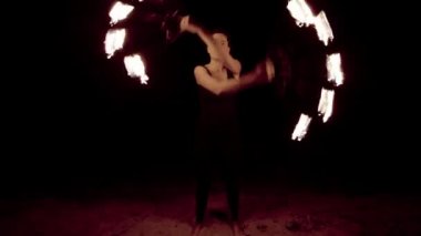 Sahilde ateş performans bir kadın yapar