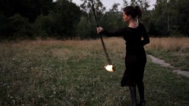 Sahilde ateş performans bir kadın yapar