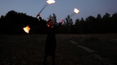 Sahilde ateş performans bir kadın yapar