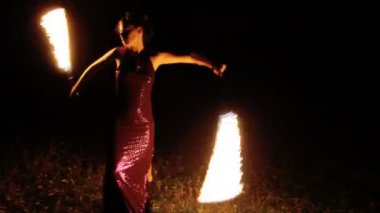 Sahilde ateş performans bir kadın yapar