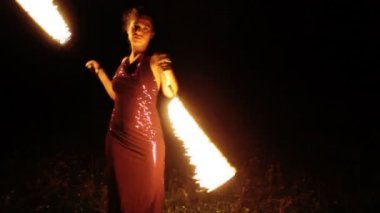 Sahilde ateş performans bir kadın yapar