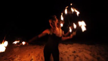 Sahilde ateş performans bir kadın yapar