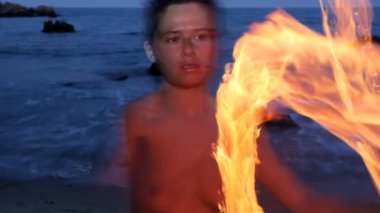 Sahilde ateş performans bir kadın yapar