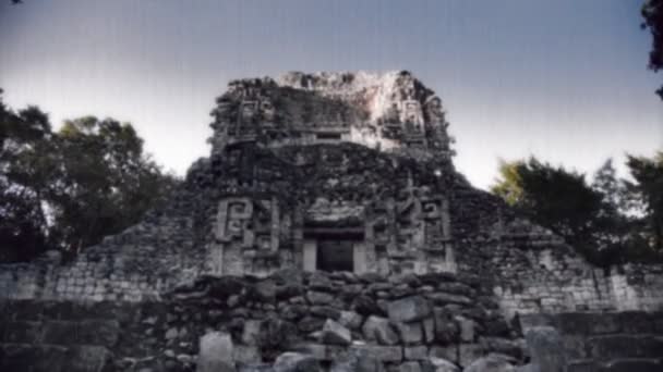 Έχει περάσει από τα ερείπια των Μάγια στο xpujil, Μεξικό — Αρχείο Βίντεο
