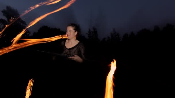 Eine Frau macht eine Feuershow am Strand — Stockvideo