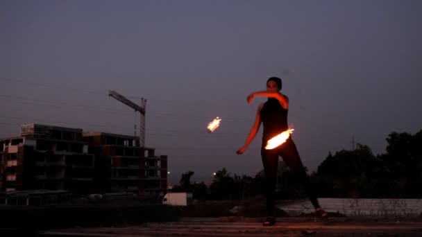 Una donna fa una performance di fuoco sulla spiaggia — Video Stock