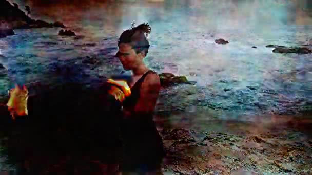 Жінка робить вогонь на пляжі — стокове відео