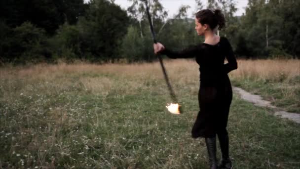 Женщина устраивает огненное представление на пляже — стоковое видео