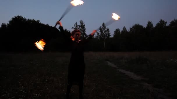 Una donna fa una performance di fuoco sulla spiaggia — Video Stock