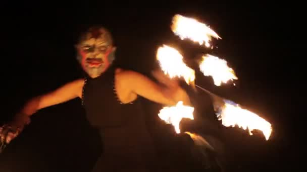 Una donna fa una performance di fuoco sulla spiaggia — Video Stock