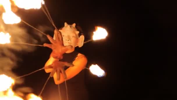 Une femme fait un spectacle de feu sur la plage — Video