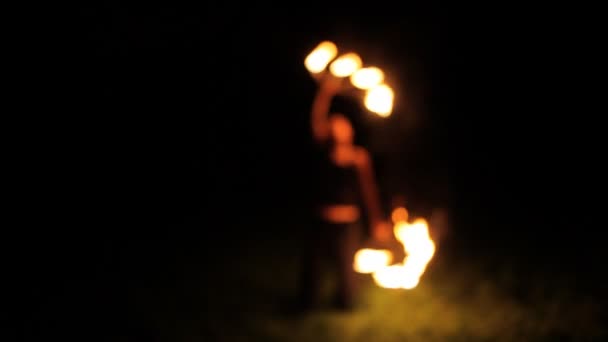 Una donna fa una performance di fuoco sulla spiaggia — Video Stock