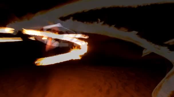 Uma mulher faz uma performance de fogo na praia — Vídeo de Stock