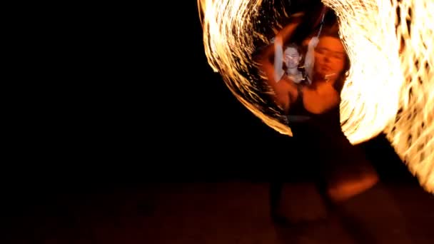 A woman does a fire performance on the beach — Stock Video