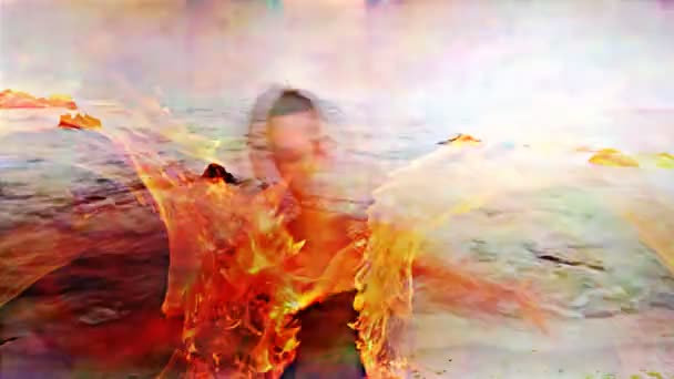 Une femme fait un spectacle de feu sur la plage — Video