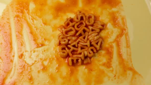 "Yo mamma è così grassa "scritto con gli spaghetti all'alfabeto — Video Stock