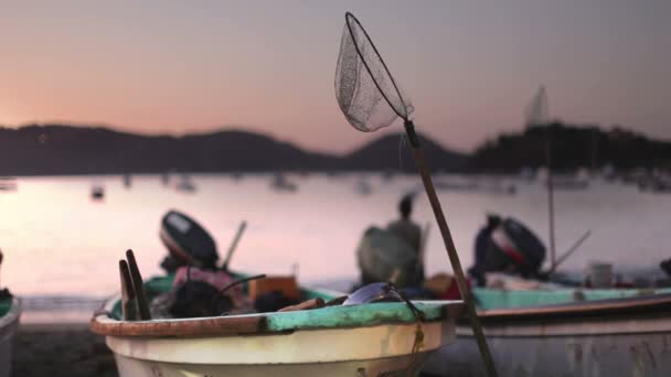 Fiskerne ankommer tilbage fra havet med deres morgenfangst – Stock-video