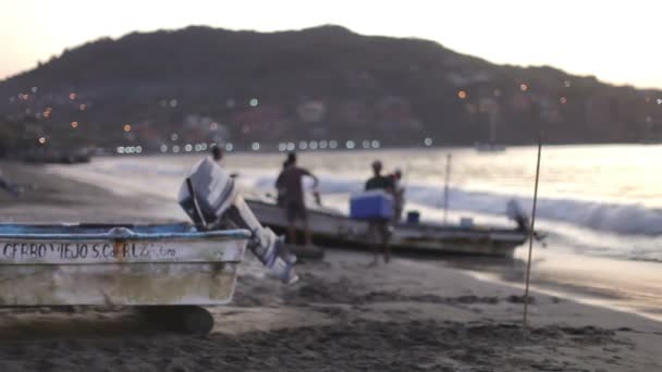 Pescadores que chegam ao amanhecer no zihuatanejo com as suas capturas — Vídeo de Stock