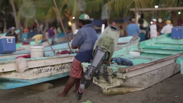 Przybywających na świcie w zihuatanejo z ich połowu rybaków — Wideo stockowe