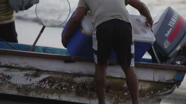 Pescadores que llegan al amanecer en zihuatanejo con su captura — Vídeo de stock