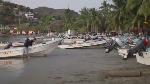 Рыбаки прибывают на рассвете в zihuatanejo с их улов — стоковое видео