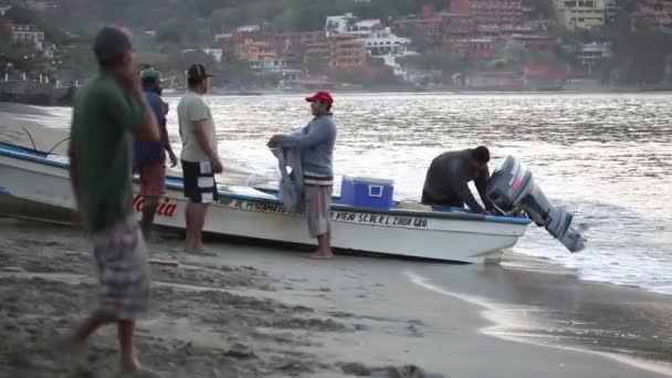 Pescadores que chegam ao amanhecer no zihuatanejo com as suas capturas — Vídeo de Stock