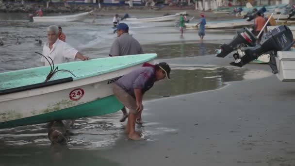 Rybáři přijíždějí za svítání v zihuatanejo s úlovkem — Stock video
