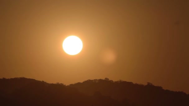 Indah matahari terbit di atas laut pasifik di zihuatanejo — Stok Video