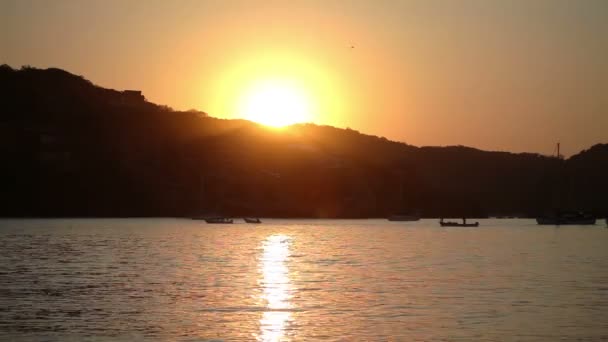 Beautiful sunrise over the pacific ocean in zihuatanejo — Stock Video
