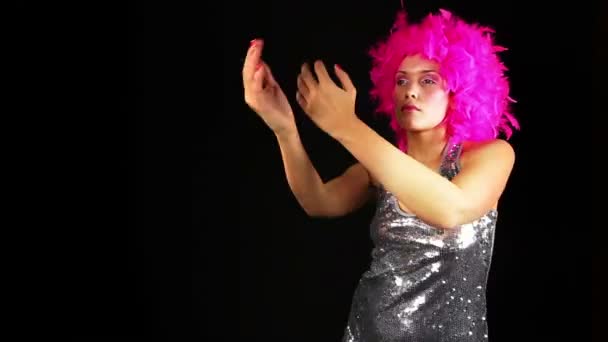 Une femme sexy danse avec une coiffure folle rose — Video