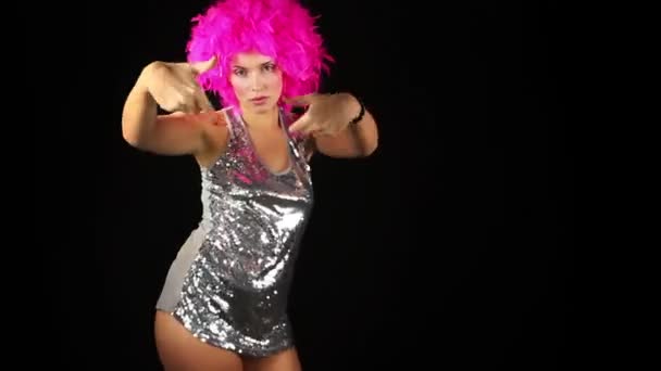 Une femme sexy danse avec une coiffure folle rose — Video