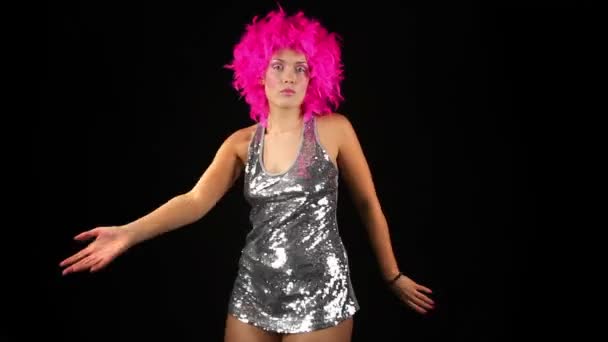 A sexy woman dances with pink crazy hairstyle — Stock Video