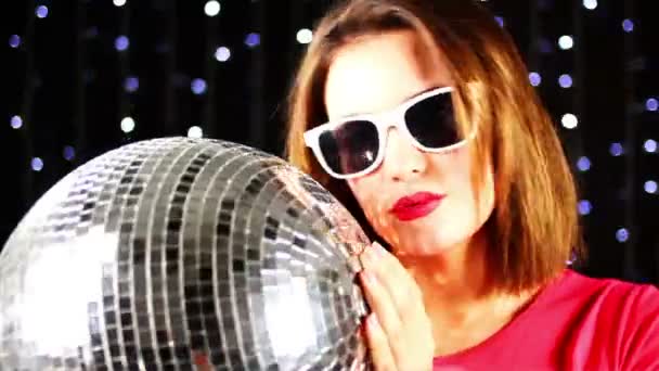 性感的女人与 discoball 共舞 — 图库视频影像